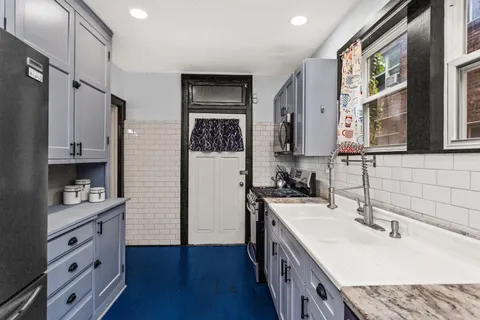 $325,000 | 7523 North Seeley Avenue, Unit 1, Chicago, IL 60645