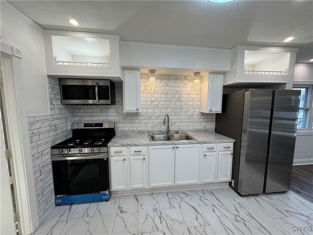 154 Maplehurst Avenue Syracuse, NY 13208 - Photo 11 of 41 Light and bright kitchen