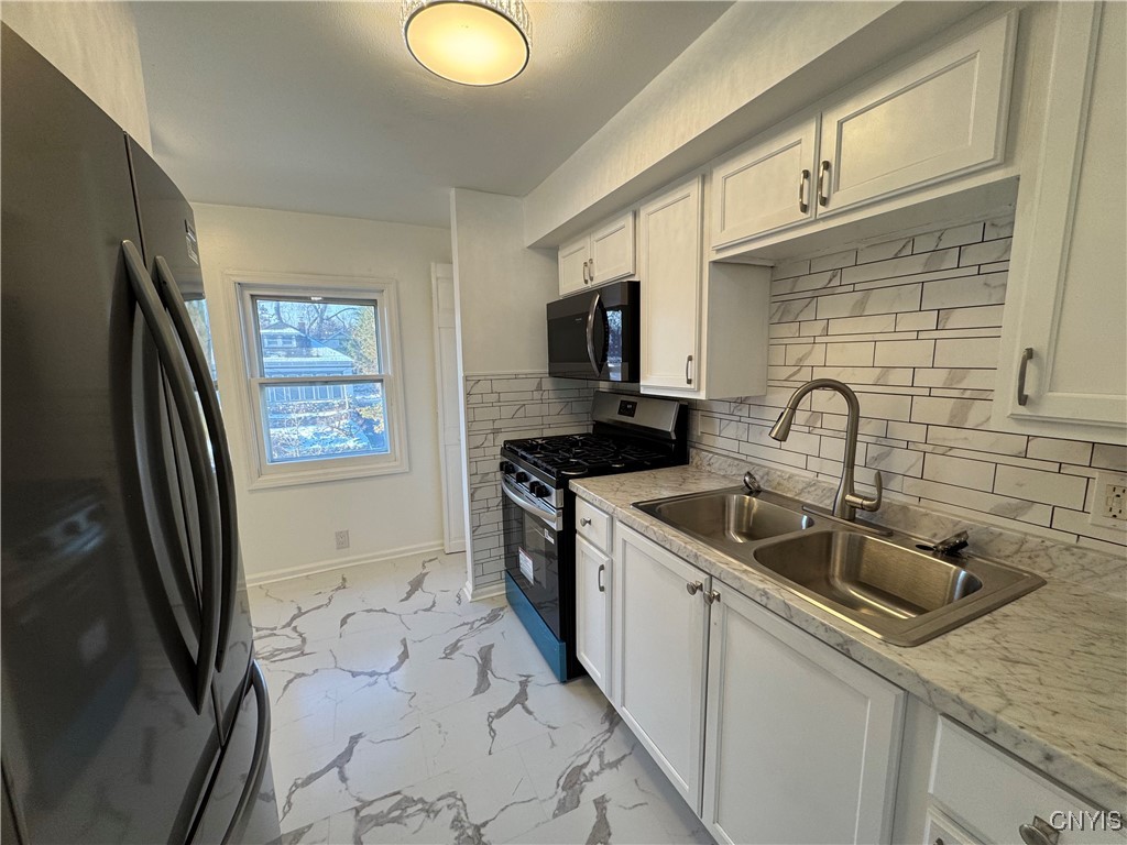 154 Maplehurst Avenue Syracuse, NY 13208 - Photo 25 of 41 Upstairs kitchen