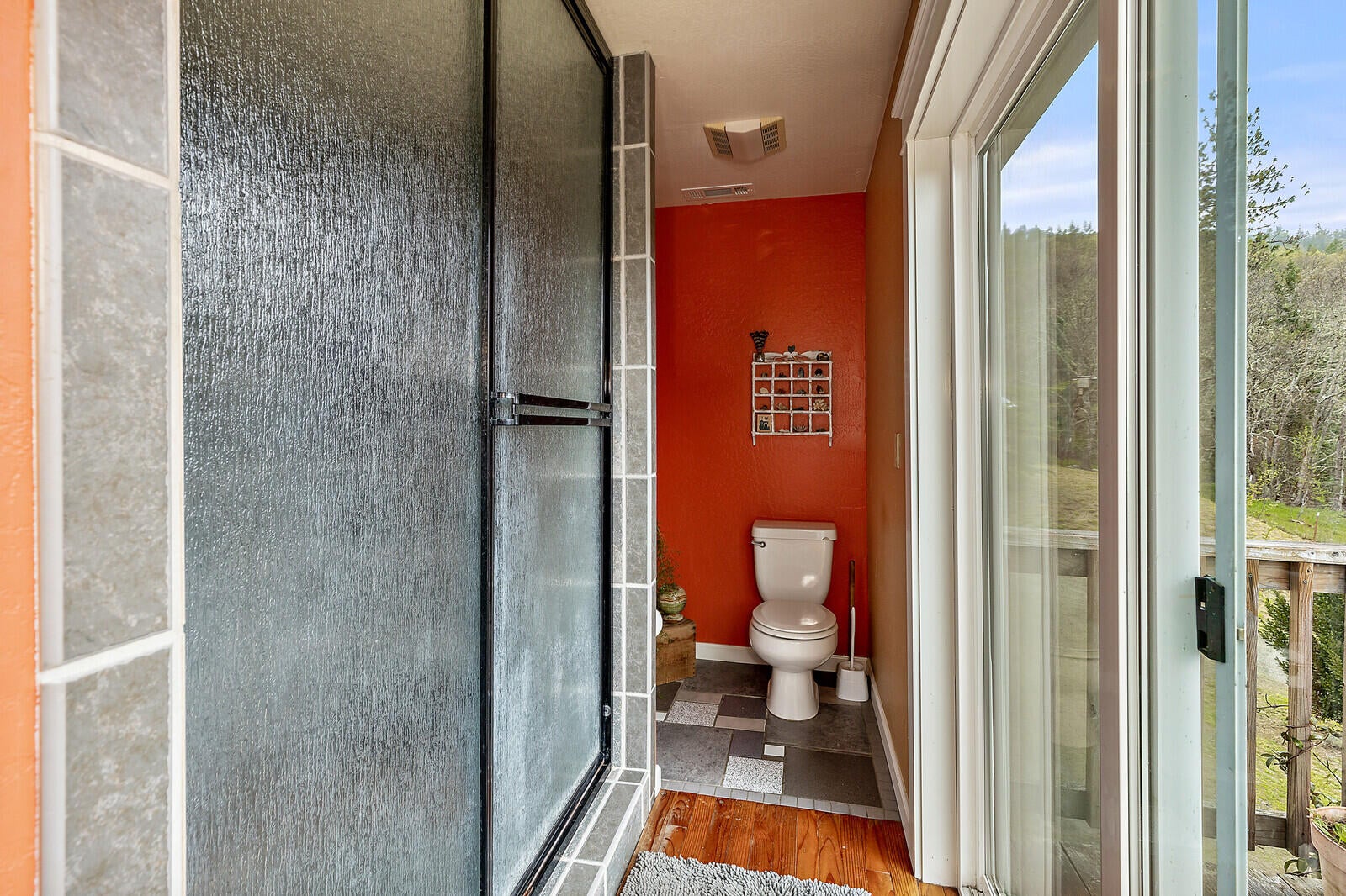 4790 Andrews Road Medford, OR 97501 - Photo 31 of 80 Primary bathroom on main level.