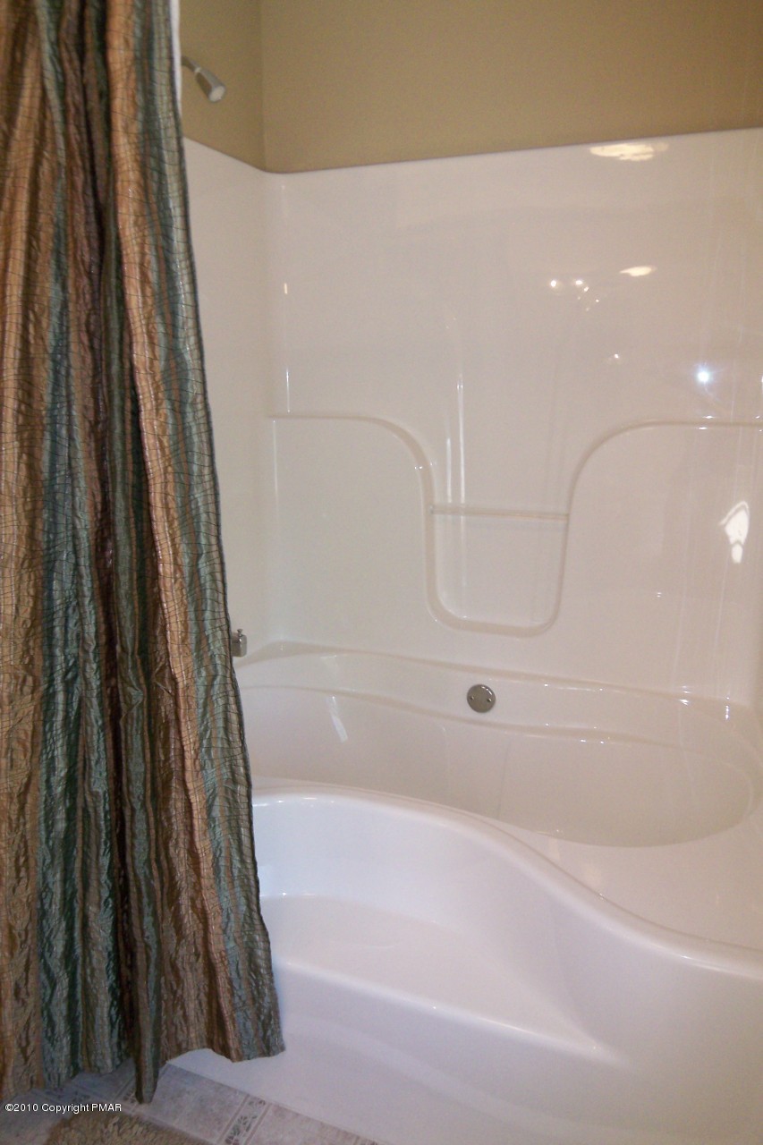 19 Brier Crest Road Blakeslee, PA 18610 - Photo 11 of 26 MASTER BATH