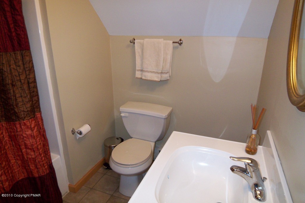 19 Brier Crest Road Blakeslee, PA 18610 - Photo 15 of 26 MAIN BATH