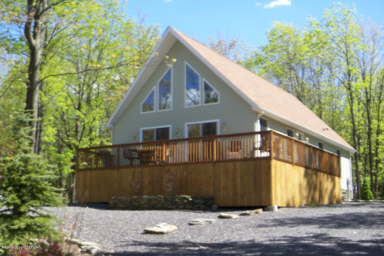 19 Brier Crest Road Blakeslee, PA 18610 - Photo 23 of 26 SPACIOUS CHALET