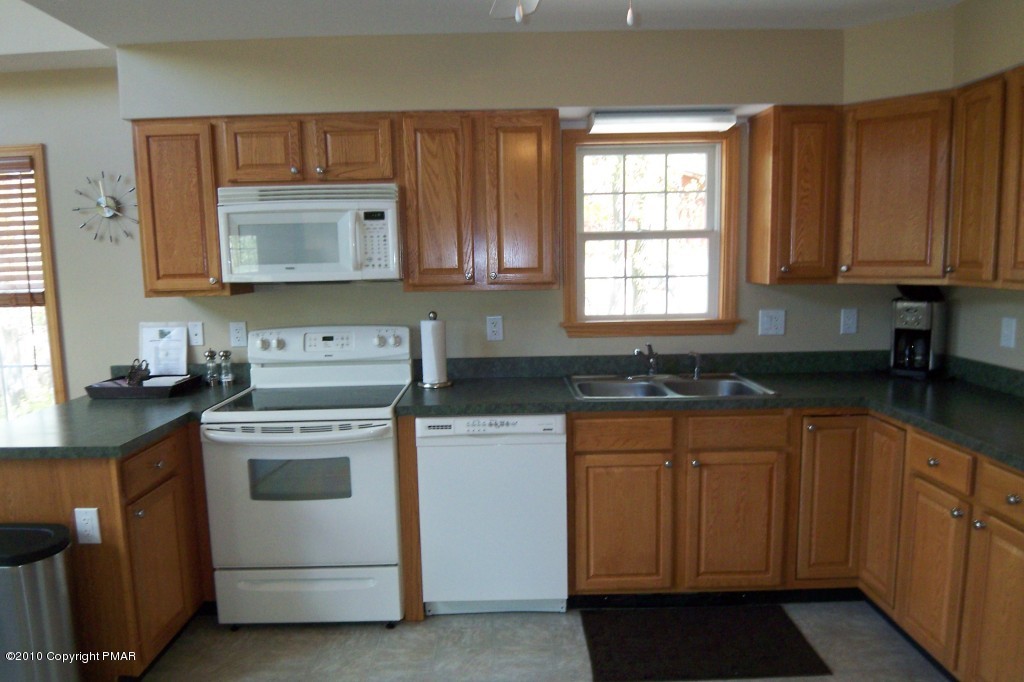 19 Brier Crest Road Blakeslee, PA 18610 - Photo 7 of 26 KITCHEN