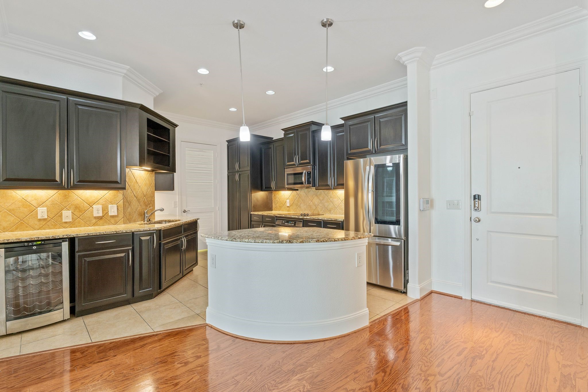 2120 Kipling Street, Unit 301 Houston, TX 77098 - Photo 15 of 39 CENTER ISLAND WITH PLENTY OF ROOM TO ENTERTAIN