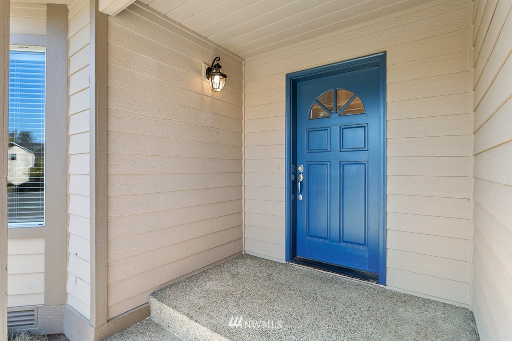 4006 Northeast 7th Court Renton, WA 98056 - Photo 3 of 25 Gallery Image 3