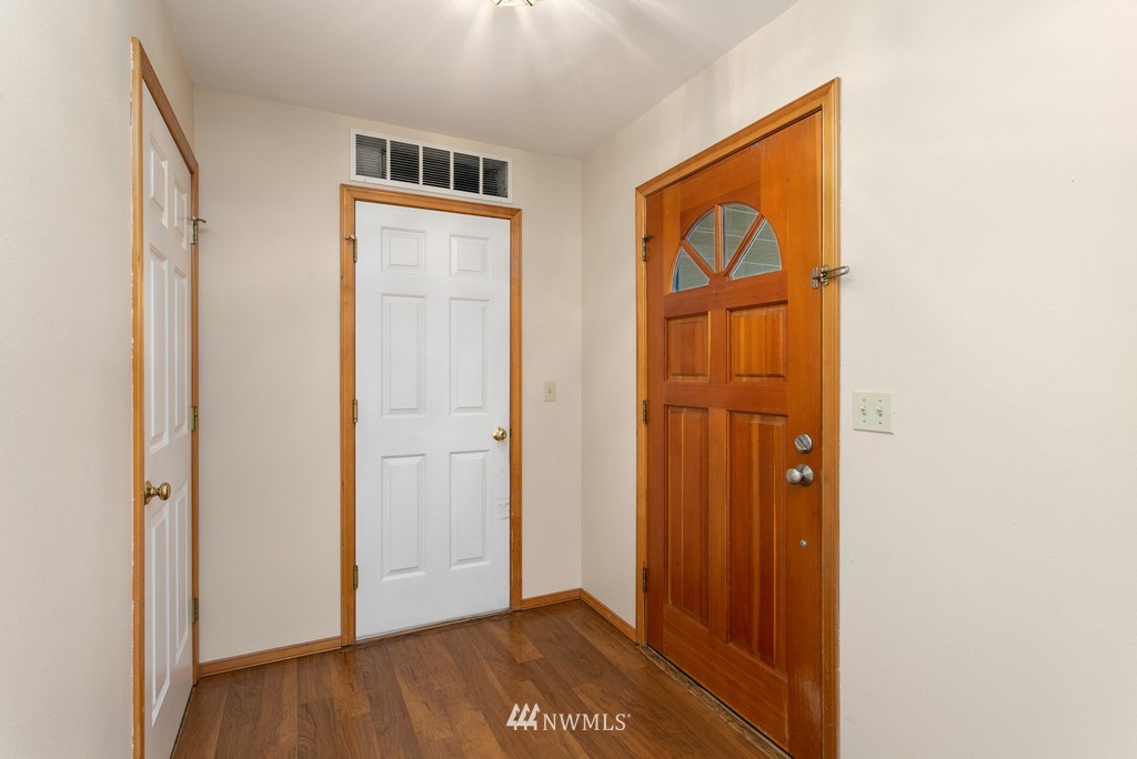 4006 Northeast 7th Court Renton, WA 98056 - Photo 4 of 25 Gallery Image 4