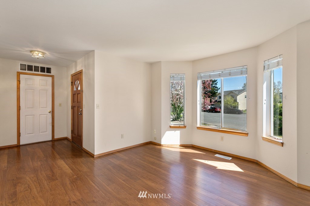 4006 Northeast 7th Court Renton, WA 98056 - Photo 5 of 25 Gallery Image 5