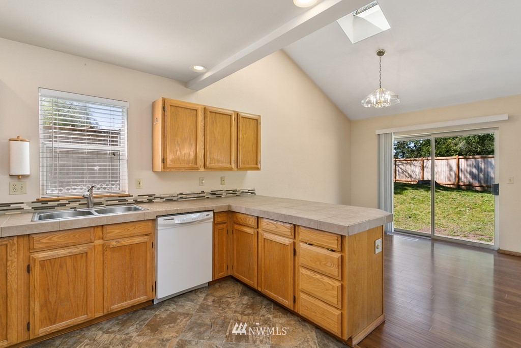 4006 Northeast 7th Court Renton, WA 98056 - Photo 8 of 25 Gallery Image 8