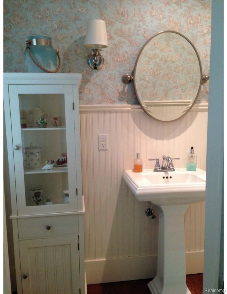 26088 German Mill Road Franklin, MI 48025 - Photo 21 of 25 Powder room