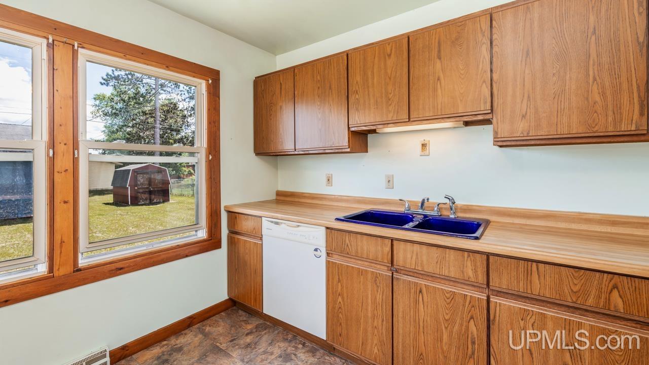 830 Mullen Street Quinnesec, MI 49876 - Photo 6 of 27