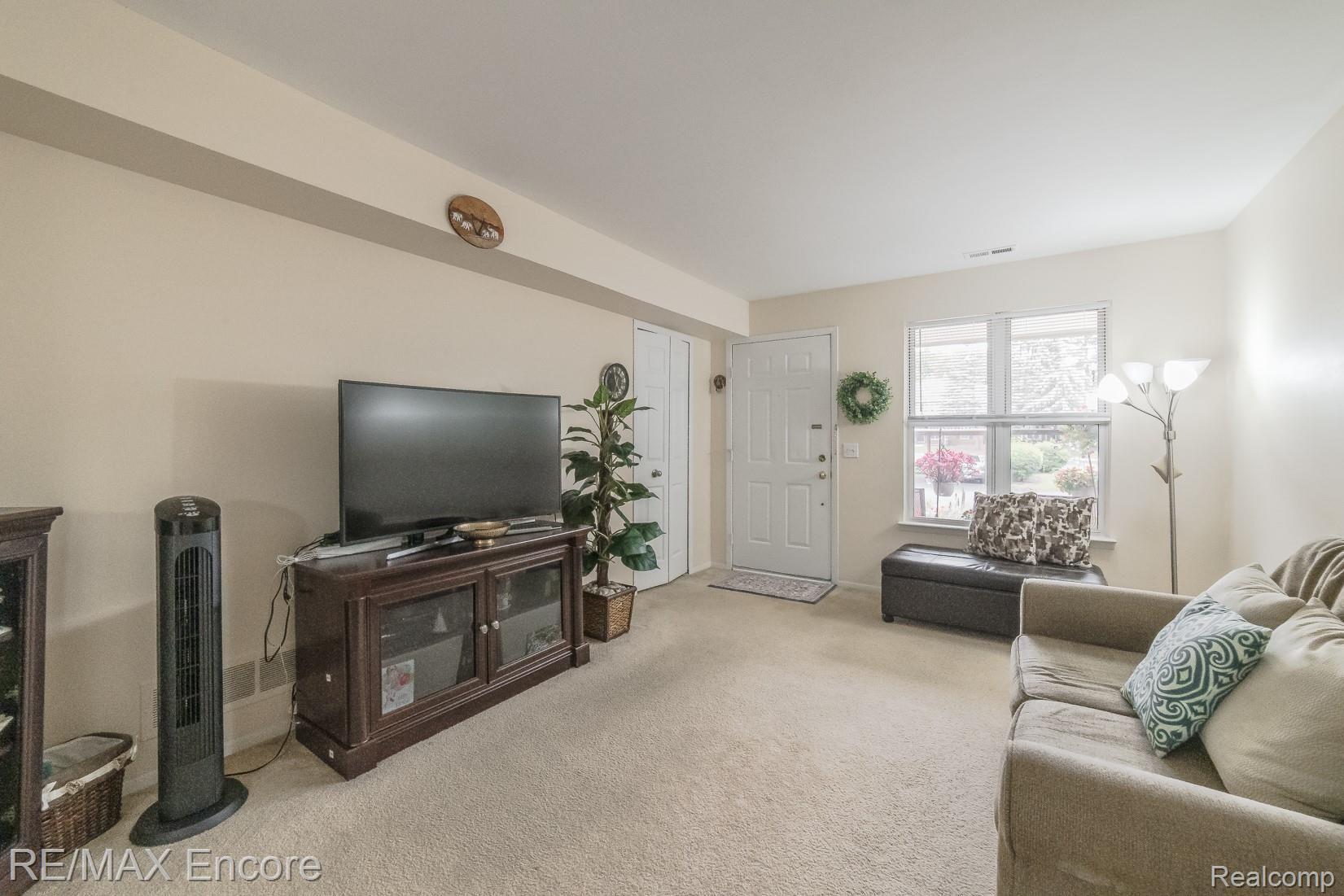 1510 Porter Circle Rochester, MI 48307 - Photo 6 of 28 1510 Porter Circle-7.jpg