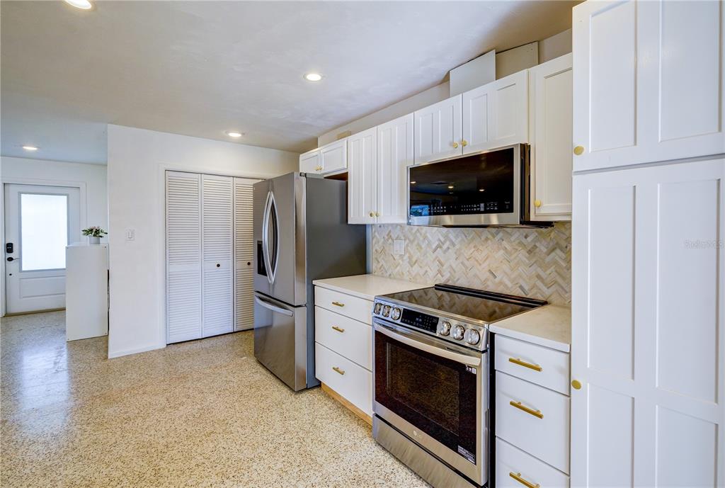 3024 Rose Street Sarasota, FL 34239 - Photo 11 of 38