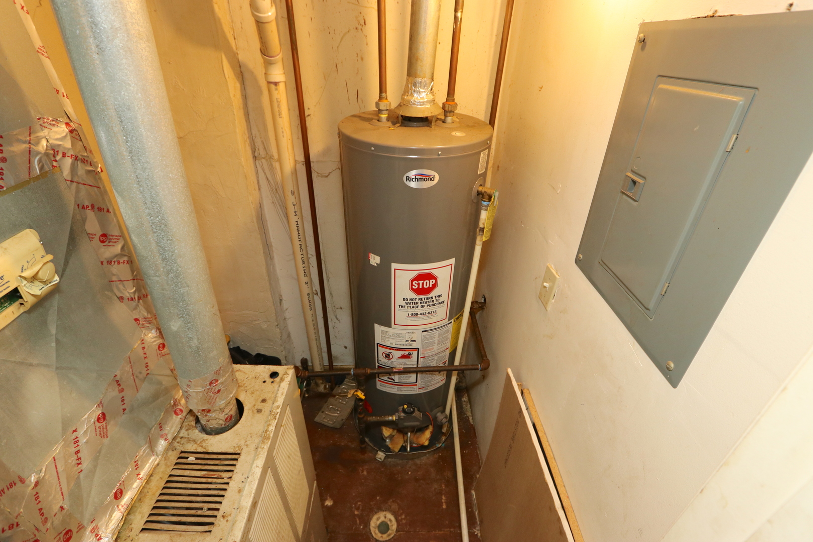 727 North Springfield Avenue Chicago, IL 60624 - Photo 9 of 22 a bathroom with a mirror