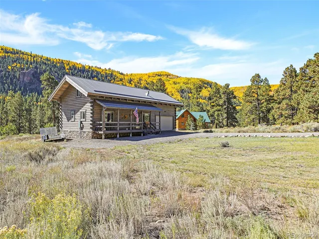 a view of a house with a yard
