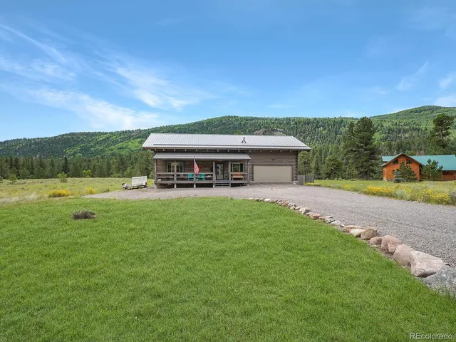 a view of a house with a yard