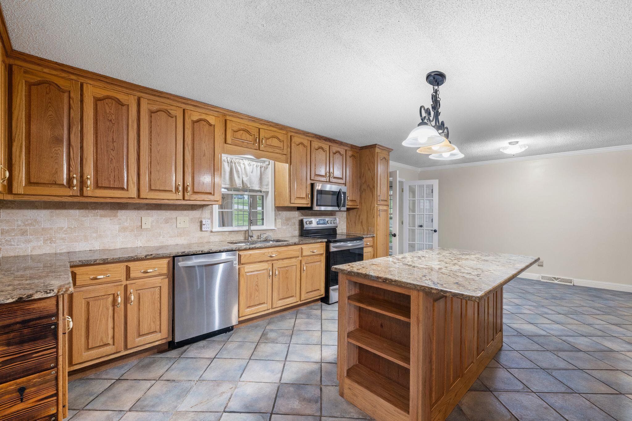 1033 Nickajack Circle Jasper, TN 37347 - Photo 11 of 33 mw2504101-1010