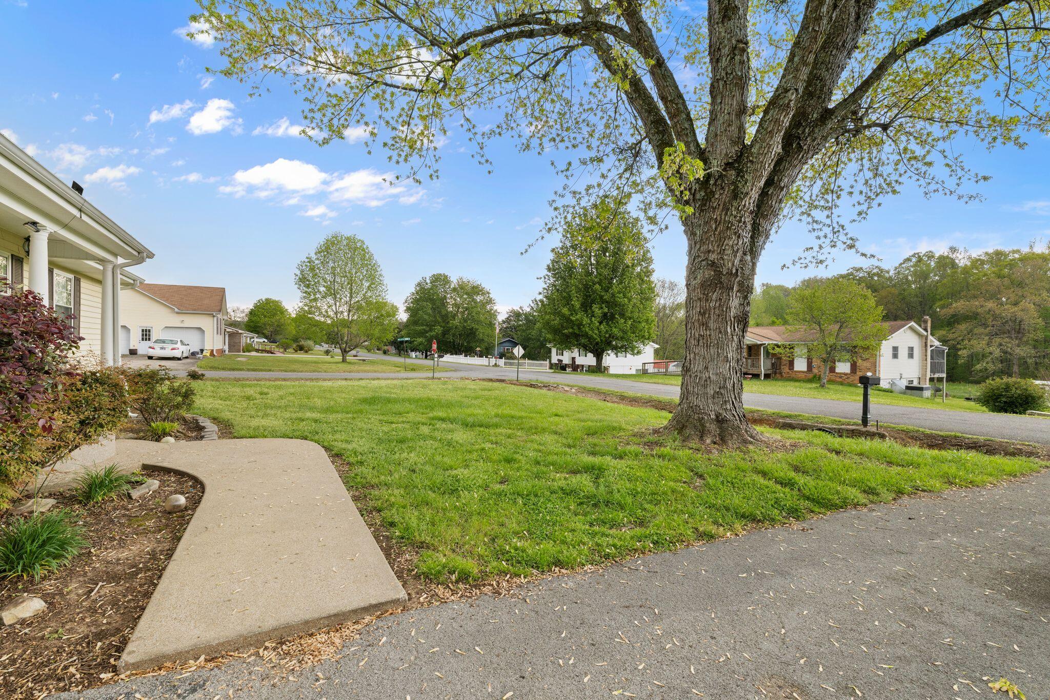 1033 Nickajack Circle Jasper, TN 37347 - Photo 5 of 33 mw2504101-1004