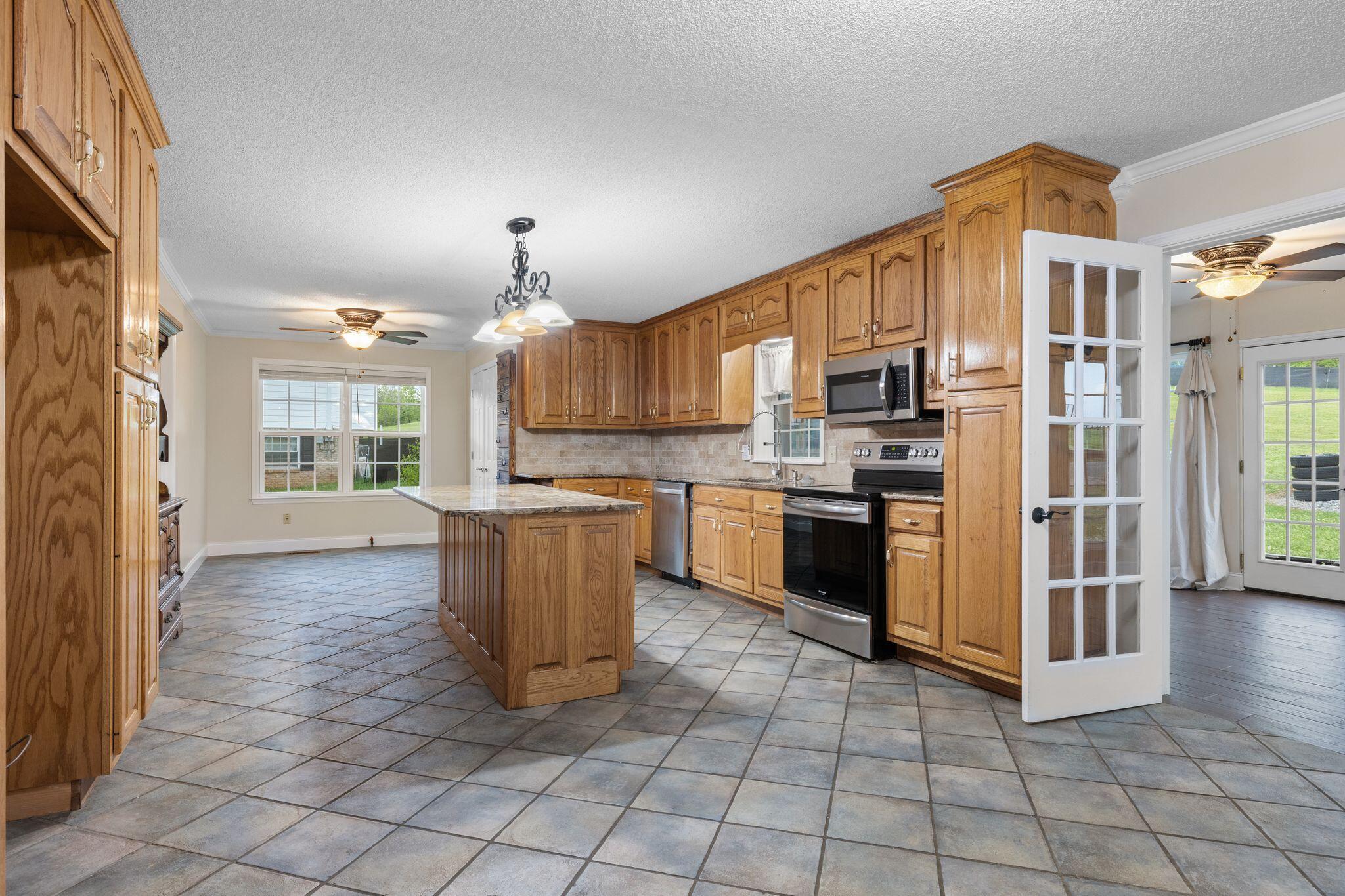 1033 Nickajack Circle Jasper, TN 37347 - Photo 9 of 33 mw2504101-1008