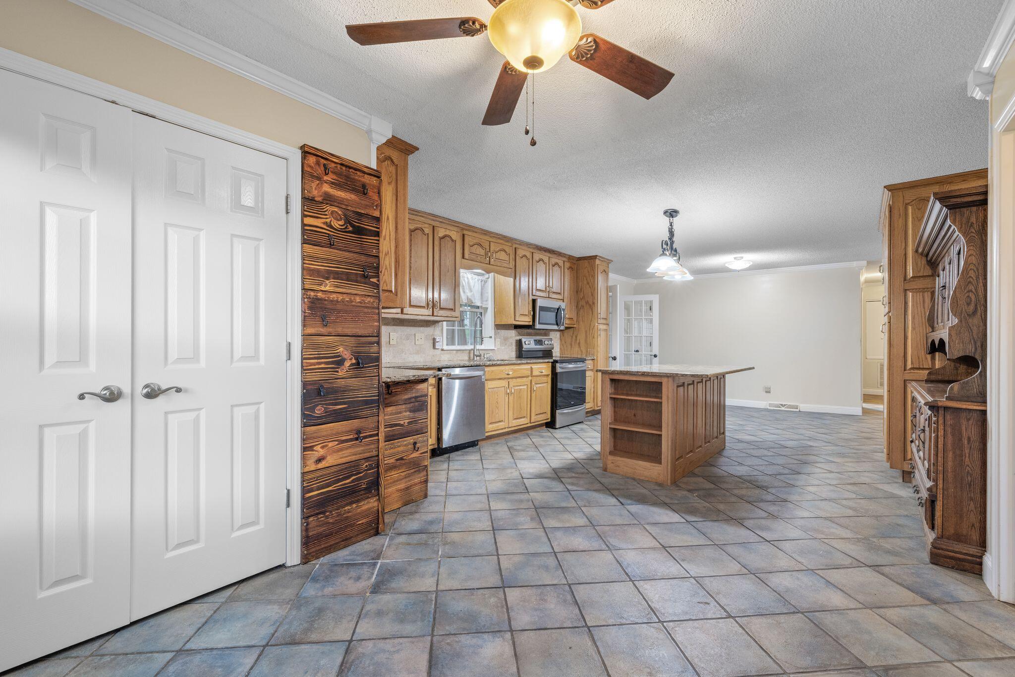 1033 Nickajack Circle Jasper, TN 37347 - Photo 10 of 33 mw2504101-1009