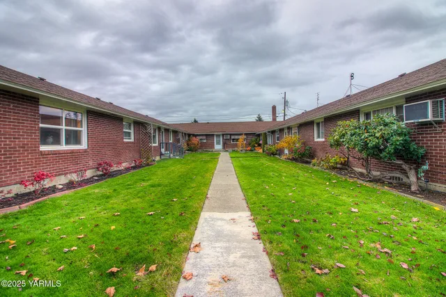 a view of a yard in front of house