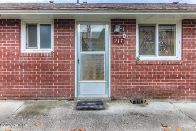 a view of entrance of the house