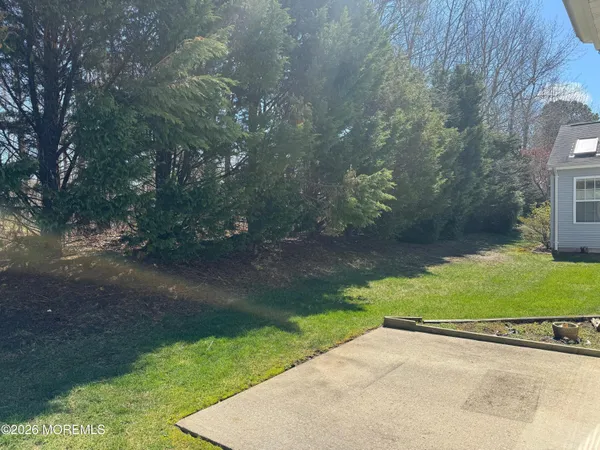 a view of a house with backyard and garden