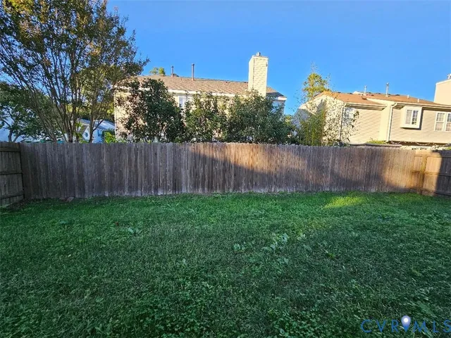 a view of a back yard