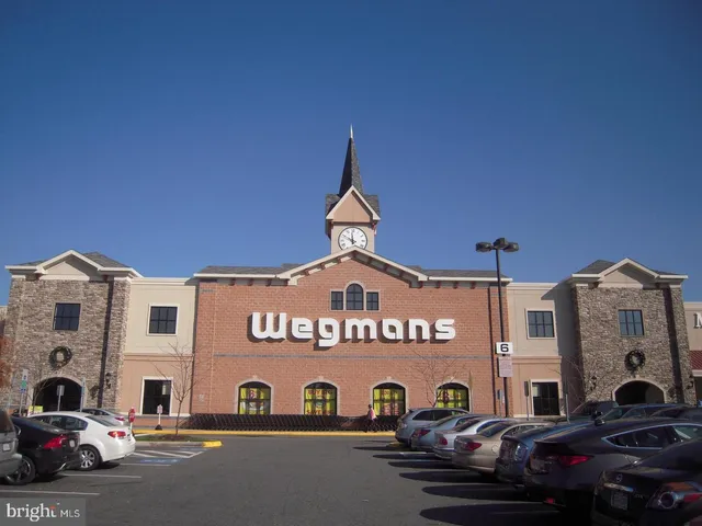 a group of cars parked in front of a building