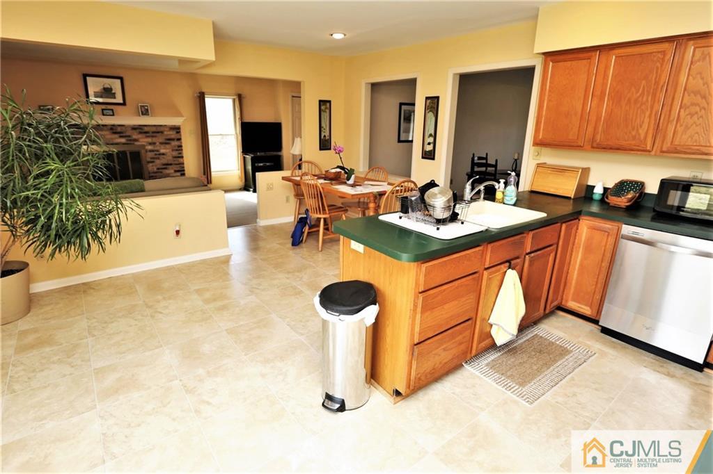 24 Berwick Road Kendall Park, NJ 08824 - Photo 9 of 25 Gallery Image 9
