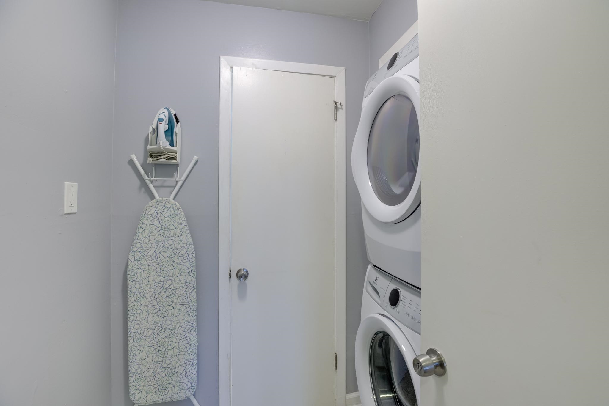 1421 Flamingo Road Memphis, TN 38117 - Photo 13 of 23 a utility room with dryer and washer