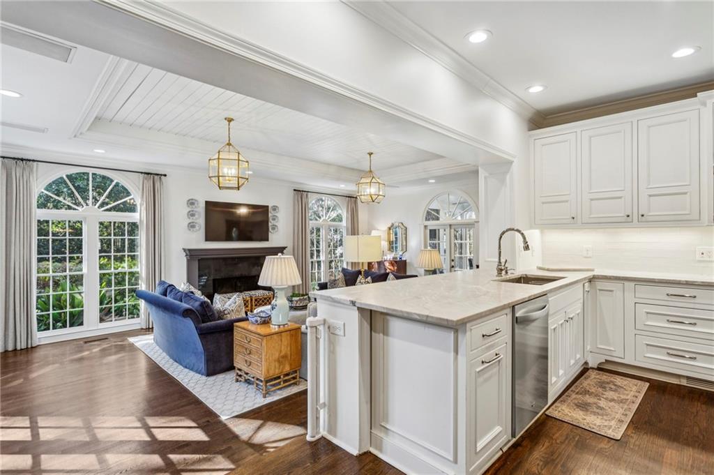 985 Club Commons Circle Northeast Brookhaven, GA 30319 - Photo 11 of 34