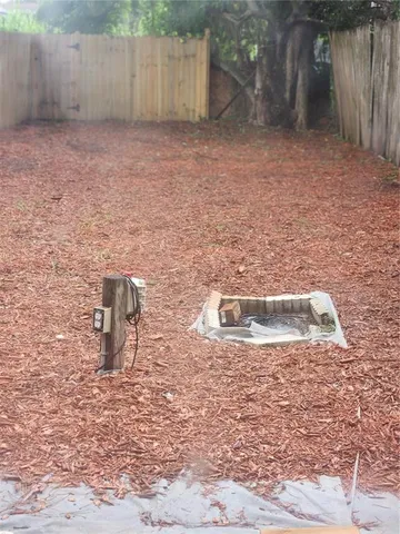 a view of a backyard