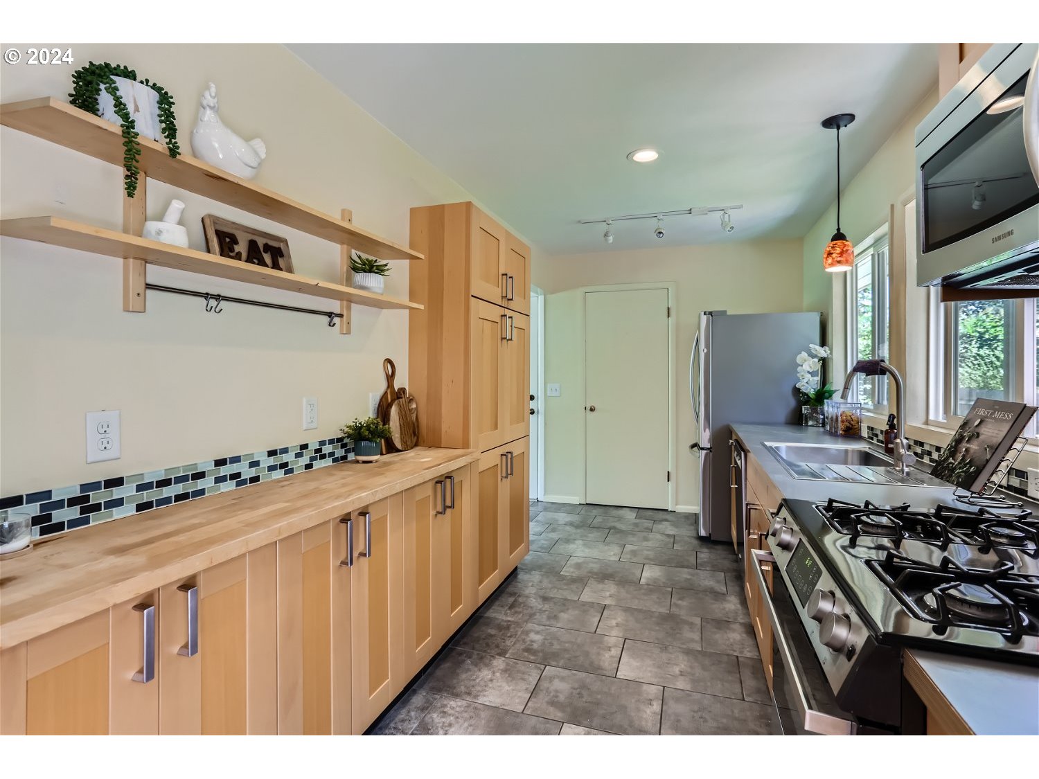 6324 Southwest Radcliff Street Portland, OR 97219 - Photo 7 of 21 Gallery Image 7