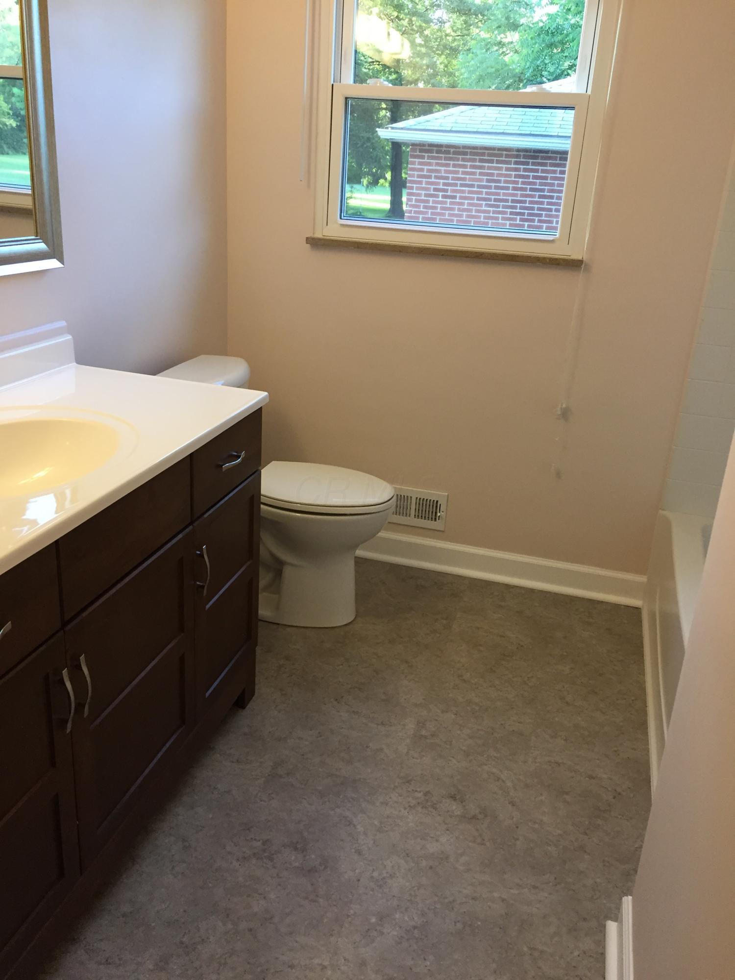 1290 Moler Road Columbus, OH 43207 - Photo 21 of 32 M Bath (2)