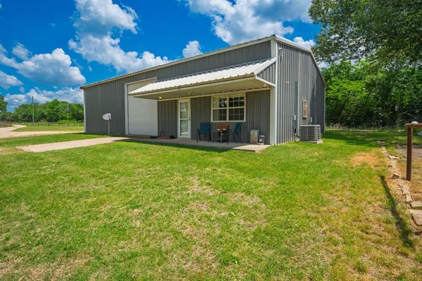 a view of a house with backyard and garden
