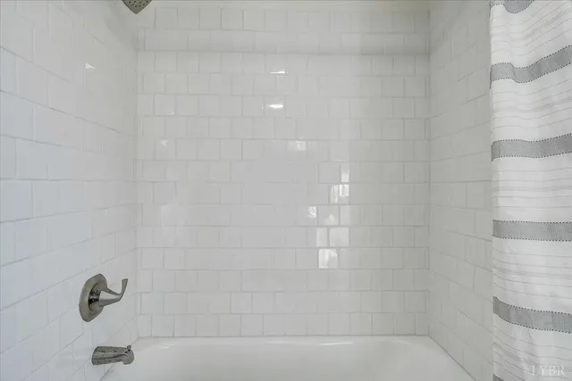 a view of a house with backyard and tree