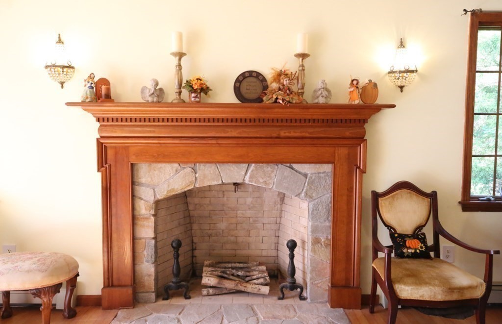 14 Gerrish Road Rochester, MA 02770 - Photo 13 of 40 a living room with furniture and a mirror