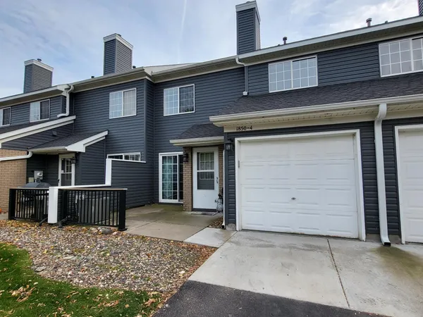 $218,900 | 1850 Donegal Drive, Unit 4, Woodbury, MN 55125