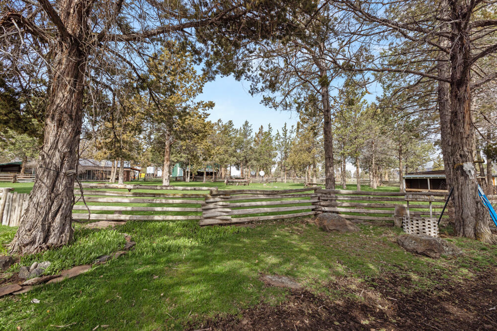 47477 Gerber Road Bonanza, OR 97623 - Photo 19 of 63 a front view of a house with a yard