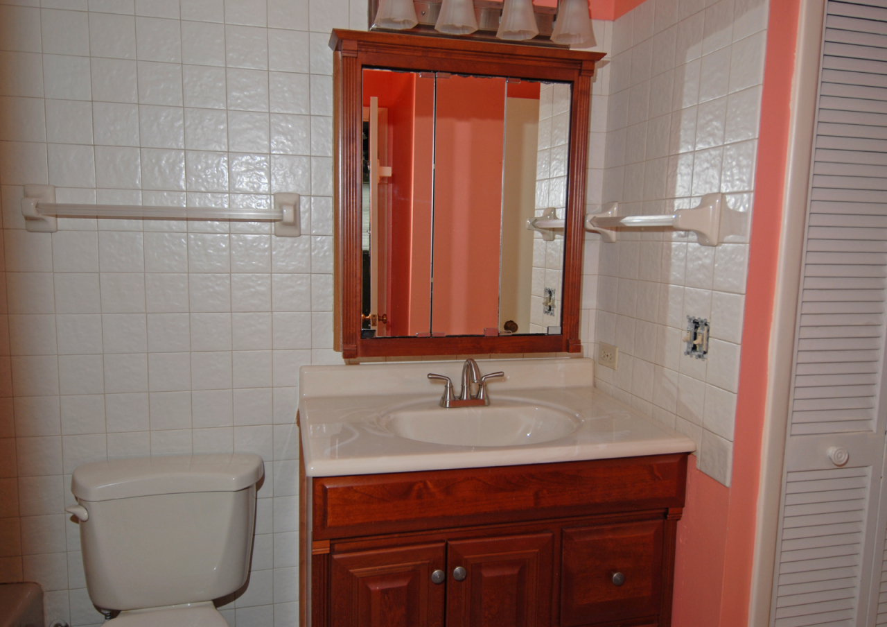 437 4th Road Key Largo, FL 33037 - Photo 12 of 21 Upstairs Bathroom