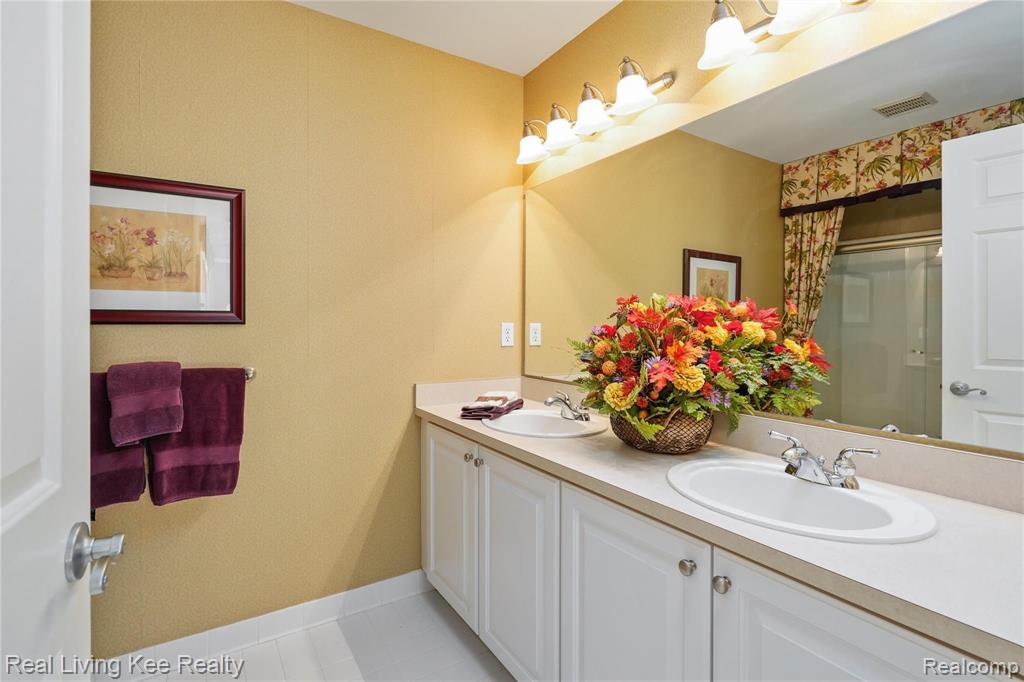 3821 Windingbrook Circle Rochester Hills, MI 48309 - Photo 19 of 33