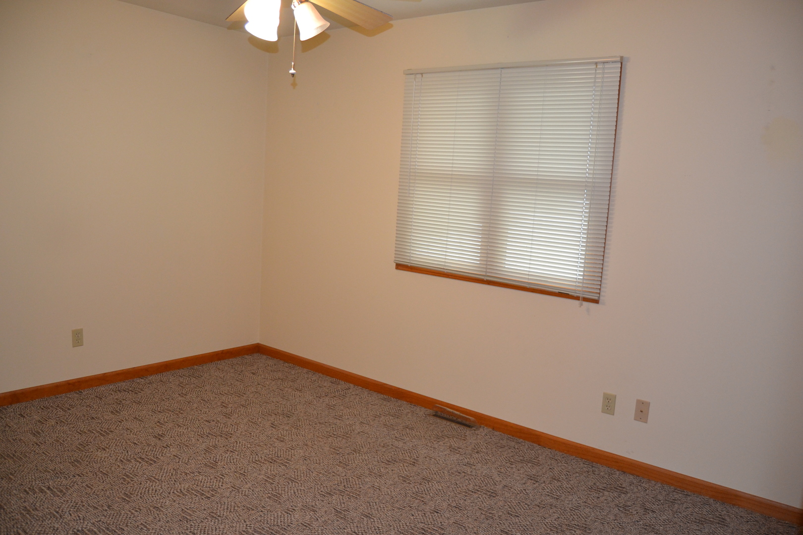 208 Nebraska Street, Unit A Ottawa, IL 61350 - Photo 6 of 14 an empty room with a window