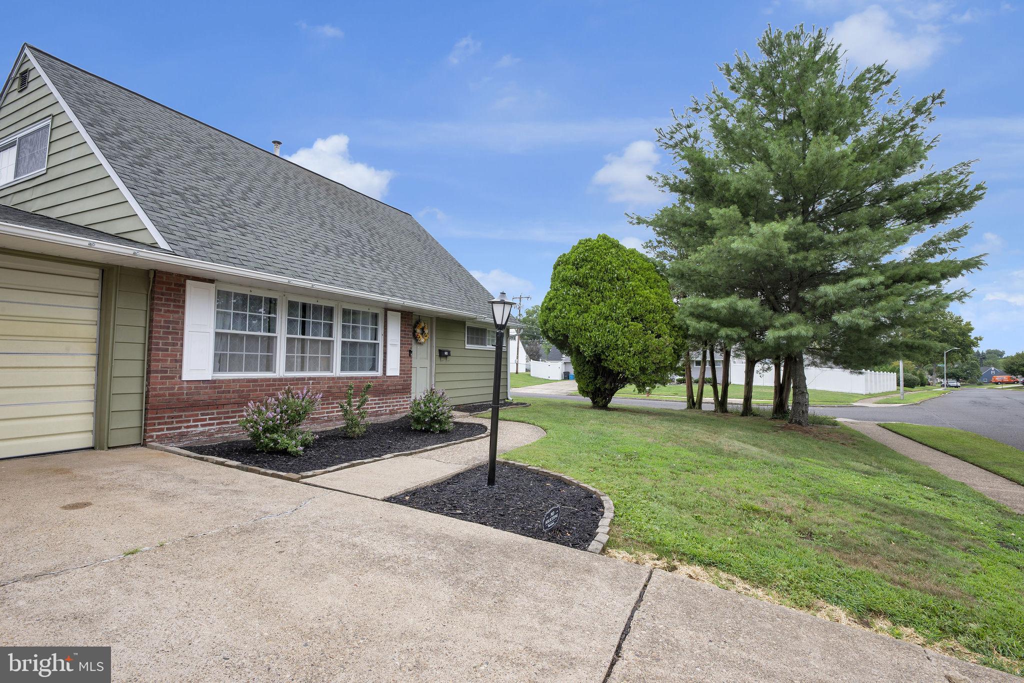 236 Cobalt Ridge Drive South Levittown, PA 19057 - Photo 2 of 21 Gallery Image 2