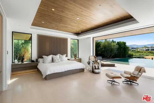 a view of livingroom with furniture