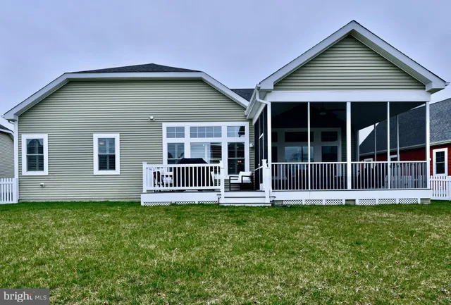 a view of house with garden space and porch