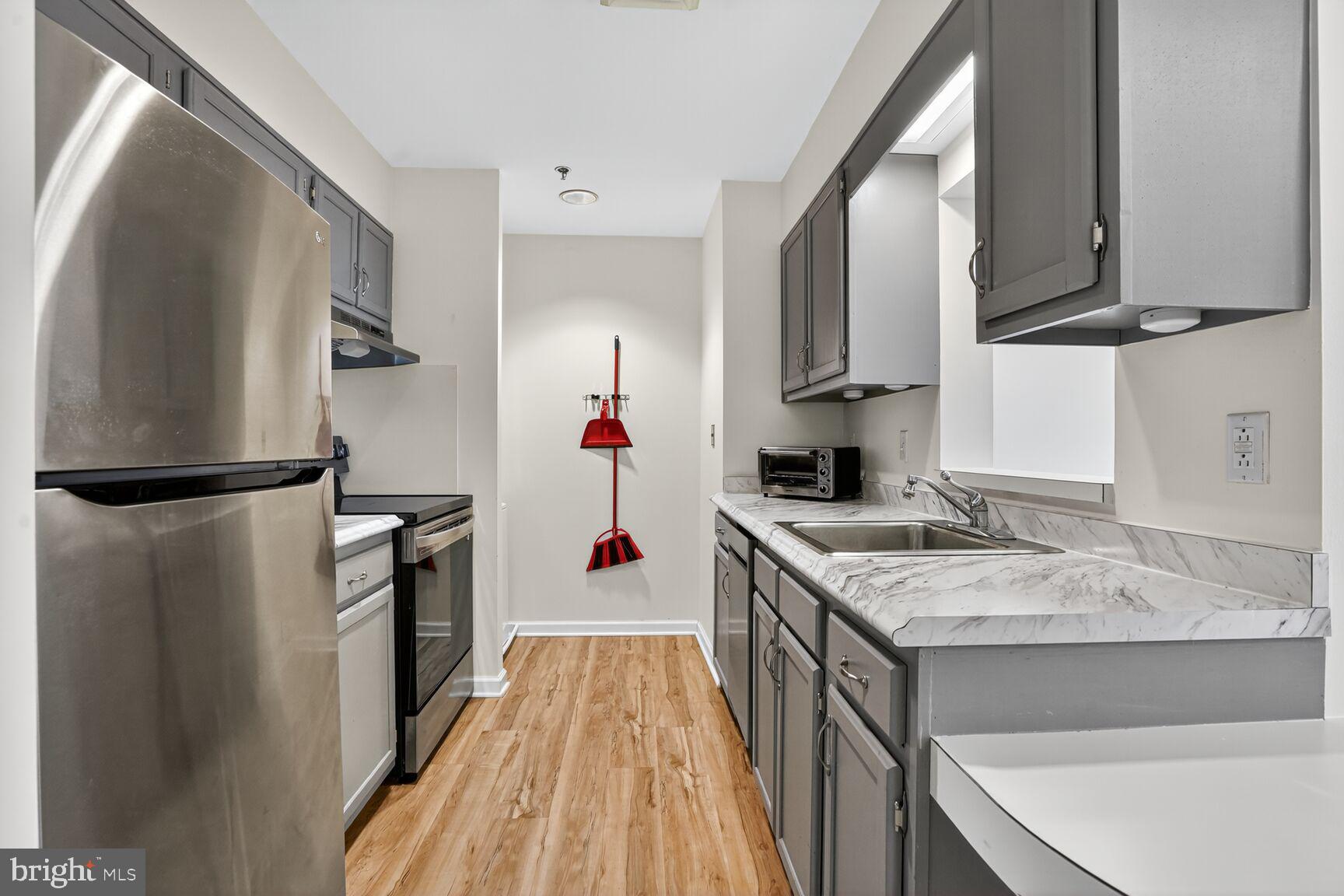 900 North Taylor Street, Unit 2110 Arlington, VA 22203 - Photo 4 of 42 a kitchen with a sink stove and refrigerator