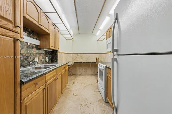 $169,000 | 4200 Hillcrest Drive, Unit 408, Hollywood, FL 33021