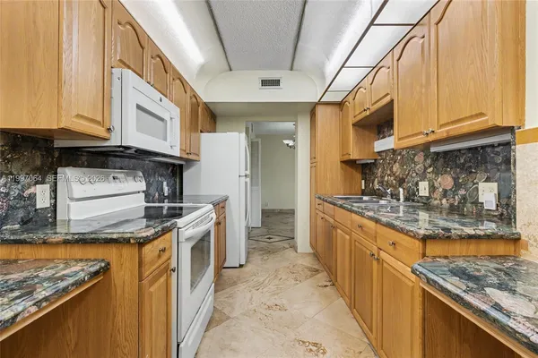 $169,000 | 4200 Hillcrest Drive, Unit 408, Hollywood, FL 33021