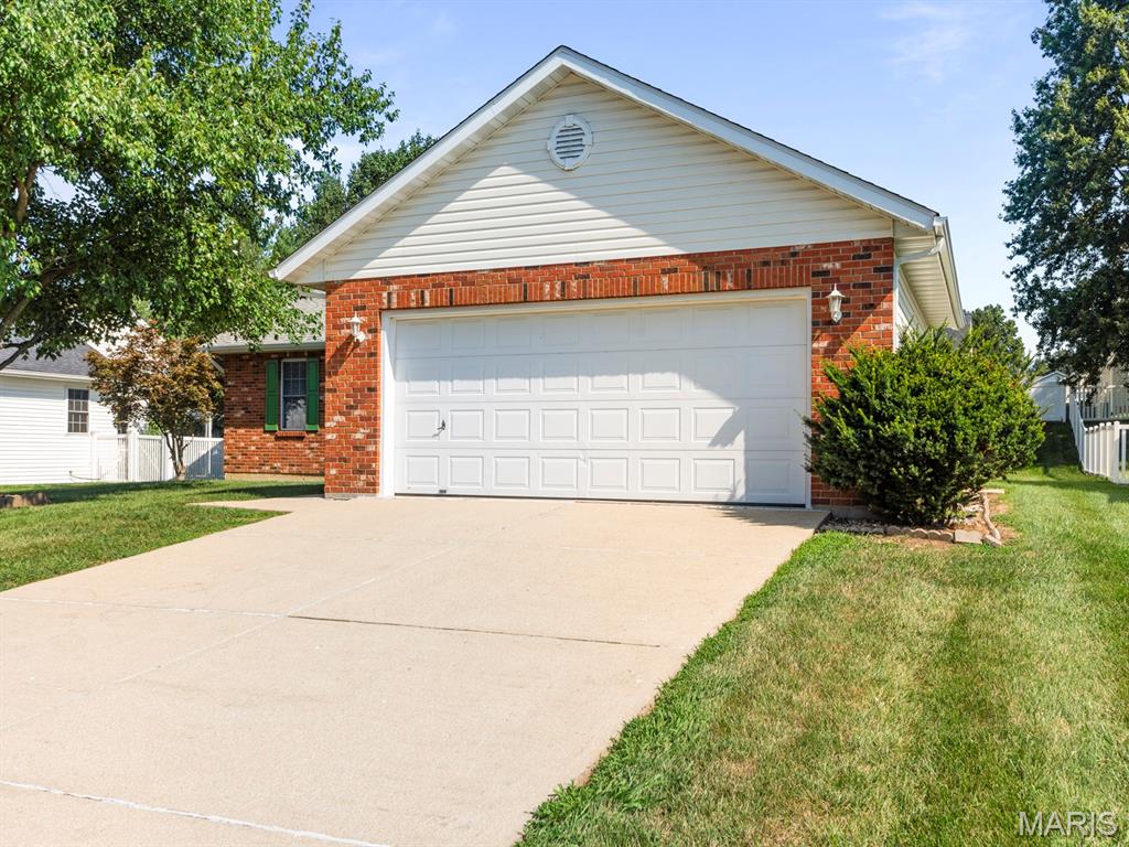 621 Hartman Lane Waterloo, IL 62298 - Photo 2 of 28